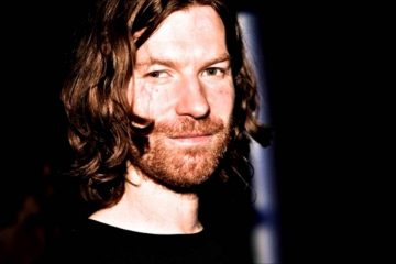 Aphex Twin invita con un extraño video protagonizado por Trump y Clinton a su concierto en los Estados Unidos. Cúsica Plus