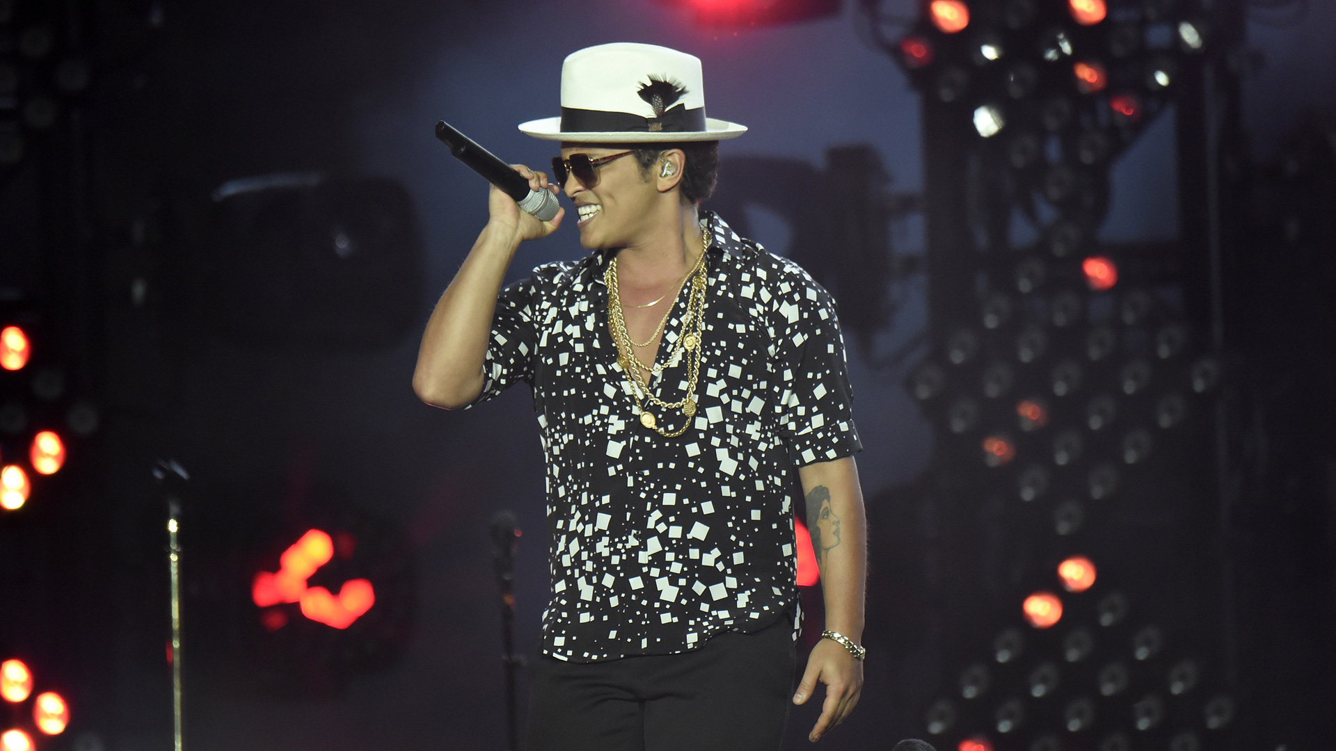 Bruno Mars revela un nuevo tema “Versace on the Floor”. Cúsica Plus