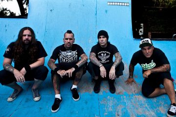 De La Tierra, el grupo conformado por miembros de Sepultura, Los Fabulosos Cadillacs y Maná estrena nuevo tema. Cúsica Plus