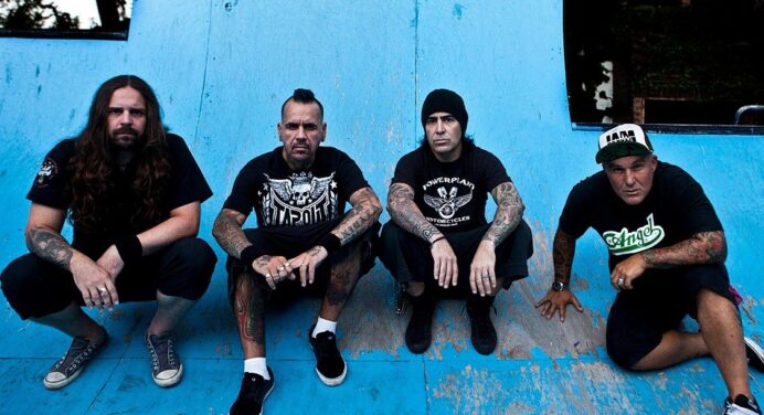 De La Tierra, el grupo conformado por miembros de Sepultura, Los Fabulosos Cadillacs y Maná estrena nuevo tema