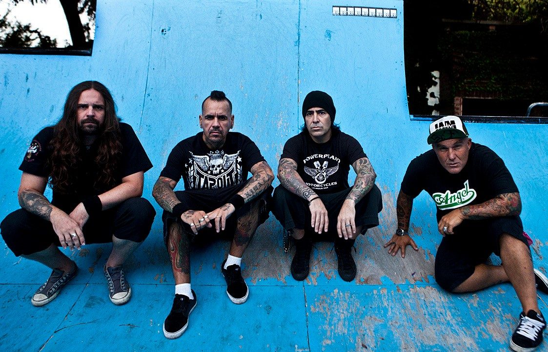 De La Tierra, el grupo conformado por miembros de Sepultura, Los Fabulosos Cadillacs y Maná estrena nuevo tema. Cúsica Plus