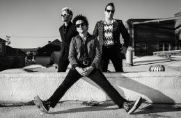 Mira a Green Day tocar “Bang Bang” en The Late Late Show con James Corden. Cusica Plus