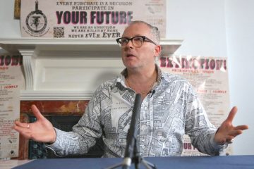 El hijo de Malcolm McClaren quema raros objetos de los Sex Pistol valorados en casi 6 millones de dólares. Joe Corre. Cusica Plus