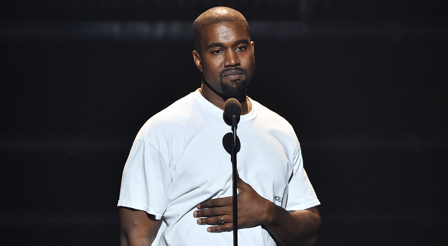 Kanye West abandona un concierto luego de perder la voz. Cúsica Plus