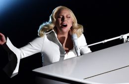 Lady Gaga cantó una versión a piano de “Perfect Illusion” para la televisión Japonesa. Cúsica Plus