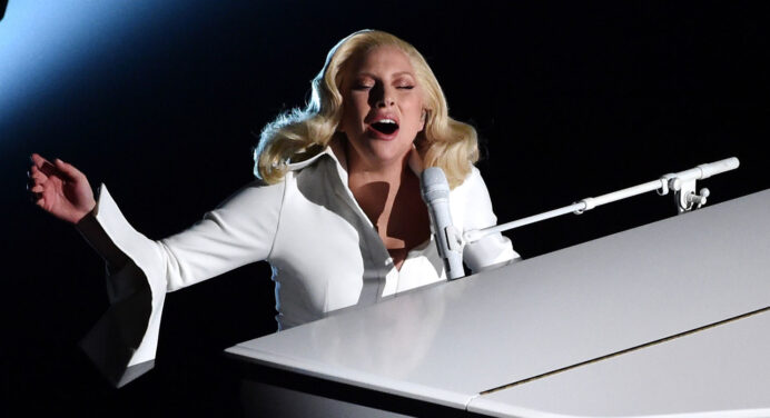 Lady Gaga cantó una versión a piano de “Perfect Illusion” para la televisión Japonesa