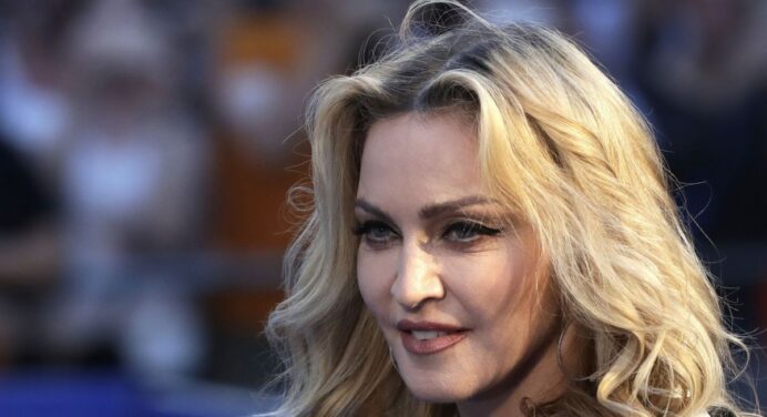 Madonna cantó “Imagine” de John Lennon y algunos de sus clásicos para celebrar el cierre de campaña de Hillary Clinton
