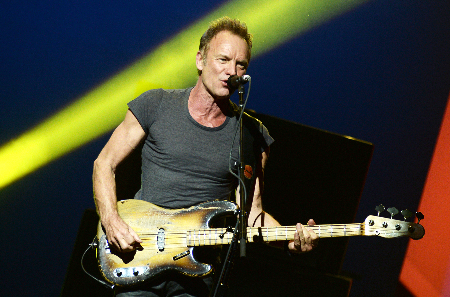 Sting tocó éxitos de The Police para recibir el American Music Award Of Merit. Cusica Plus