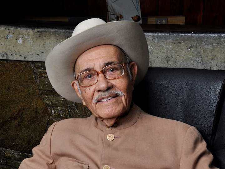 El poeta y presidente de SACVEN, Tomás Torres Molina fallece a los 89 años. Cusica Plus