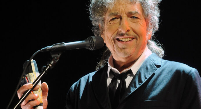 Bob Dylan recibe el Premio Nobel de Literatura: “Algo que nunca imaginé”