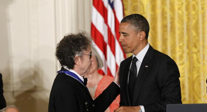 Bob Dylan no asistió a la gala para los ganadores del Premio Nobel en la Casa Blanca