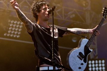 Billie Joe Armstrong de Green Day tocó junto a sus hijos en un concierto benéfico. Cusica Plus