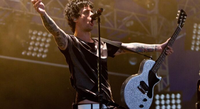 Billie Joe Armstrong de Green Day tocó junto a sus hijos en un concierto benéfico