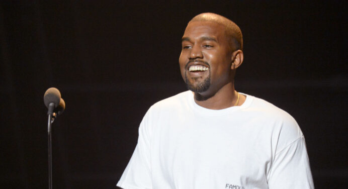 Kanye West no estaba muerto… se estaba pintando el cabello