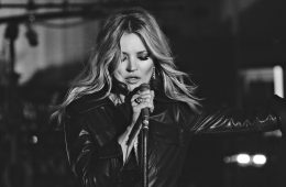 Kate Moss protagoniza el videoclip para “The Wonder Of You” de Elvis Presley y la Royal Philharmonic Orchestra. Cusica Plus