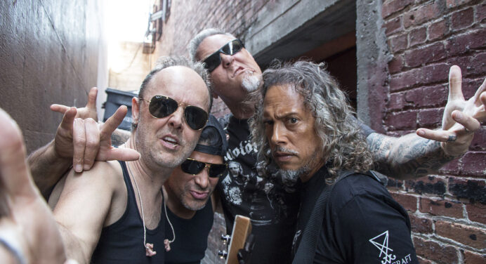 Pillaron a Metallica cantando “Enter Sandman” en una tienda de víveres