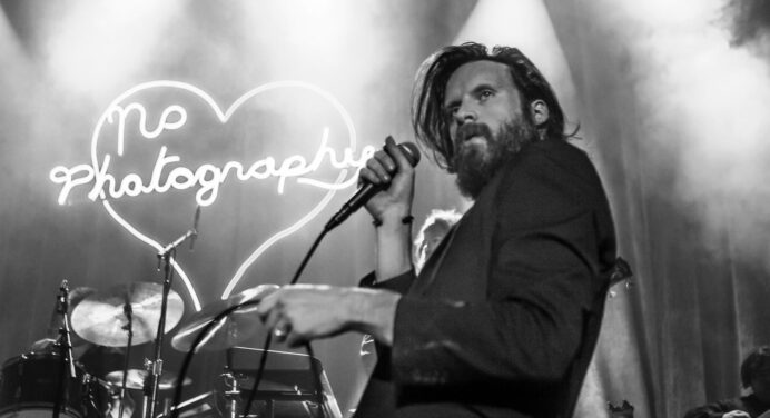 Father John Misty da su opinión sobre la sociedad con “Pure Comedy”