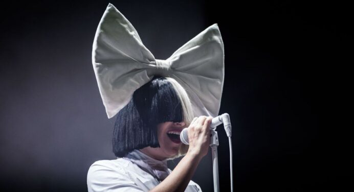 Sia presenta el lyric video de “Never Give Up”, su aporte al soundtrack de ‘Lion’