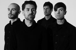 AFI visitó a Jimmy Kimmel para tocar uno de sus nuevos temas y su más grande éxito. Cusica Plus