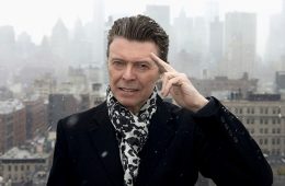 El productor y amigo de David Bowie, Tony Visconti habla sobre su pérdida a un año de su muerte. Cusica Plus