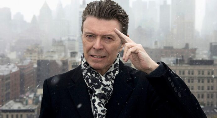 El productor y amigo de David Bowie, Tony Visconti habla sobre su pérdida a un año de su muerte