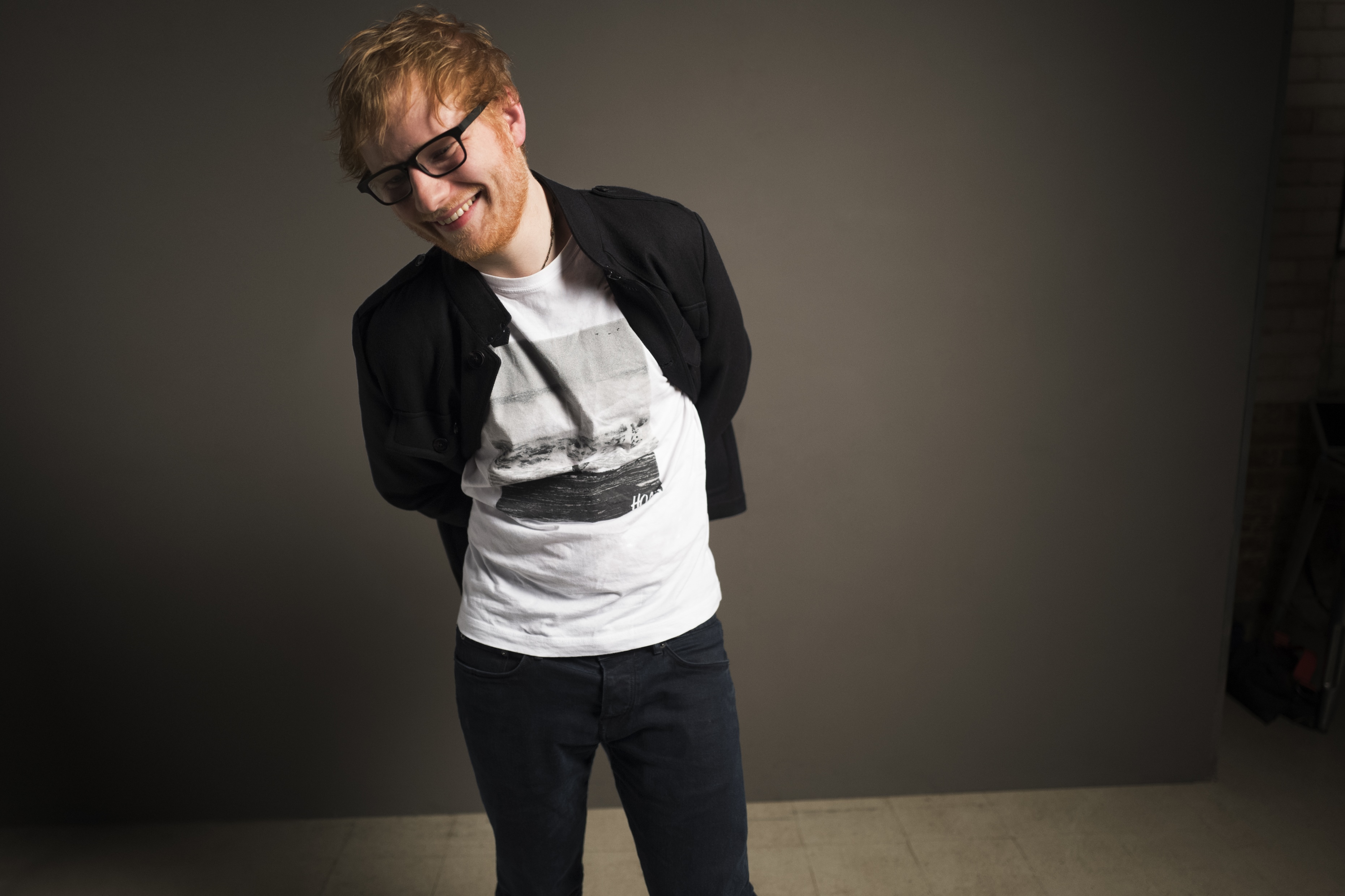 Ed Sheeran presenta el videoclip para su más reciente sencillo “Castle On The Hill”. Cusica Plus