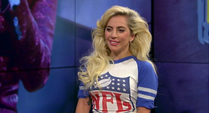 Lady Gaga se prepara para el Super Bowl en el patio de su casa