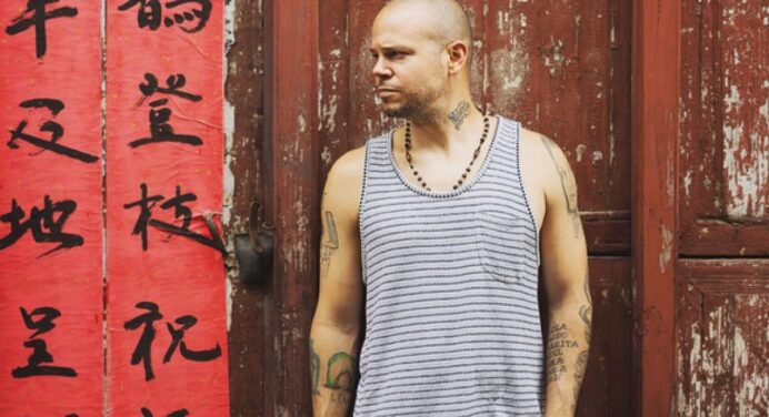 Residente de Calle 13 presenta su primer sencillo como solista: “Somos anormales”