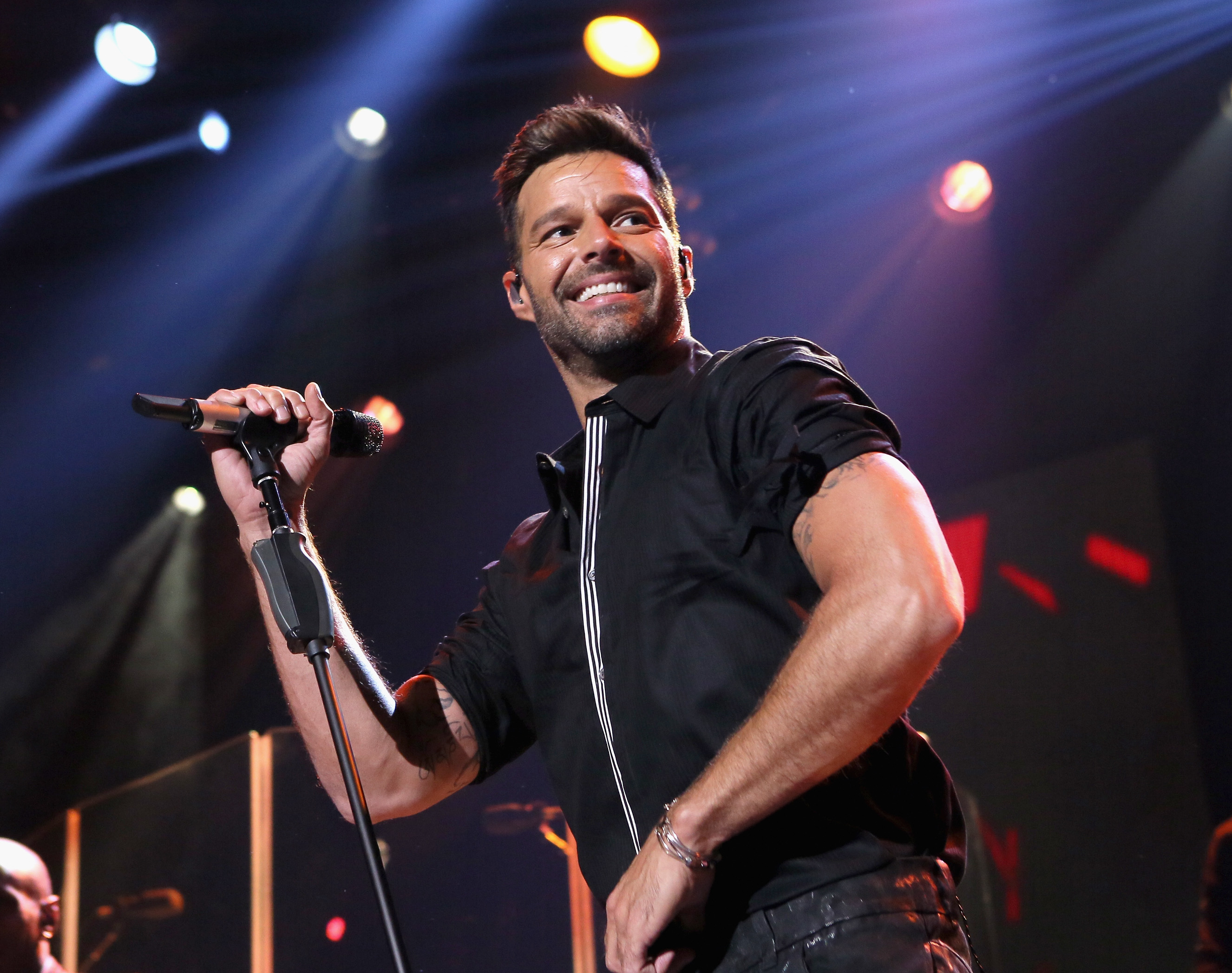 Ricky Martin estrena versión en inglés de su último éxito, “Vente Pa’ Ca”. Cusica Plus