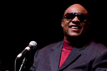 Stevie Wonder acompaña a un músico callejero para cantar “Superstition”. Cusica Plus