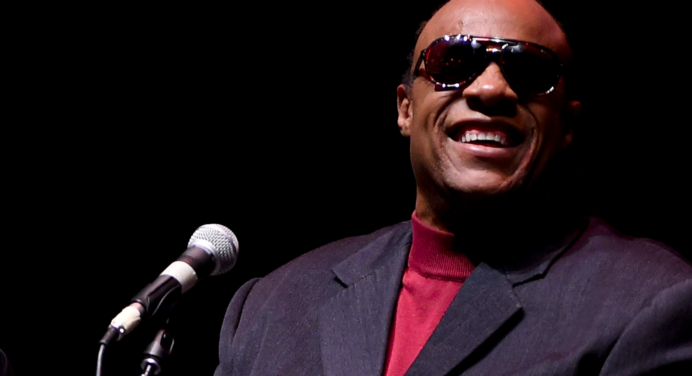 Stevie Wonder acompaña a un músico callejero para cantar “Superstition”