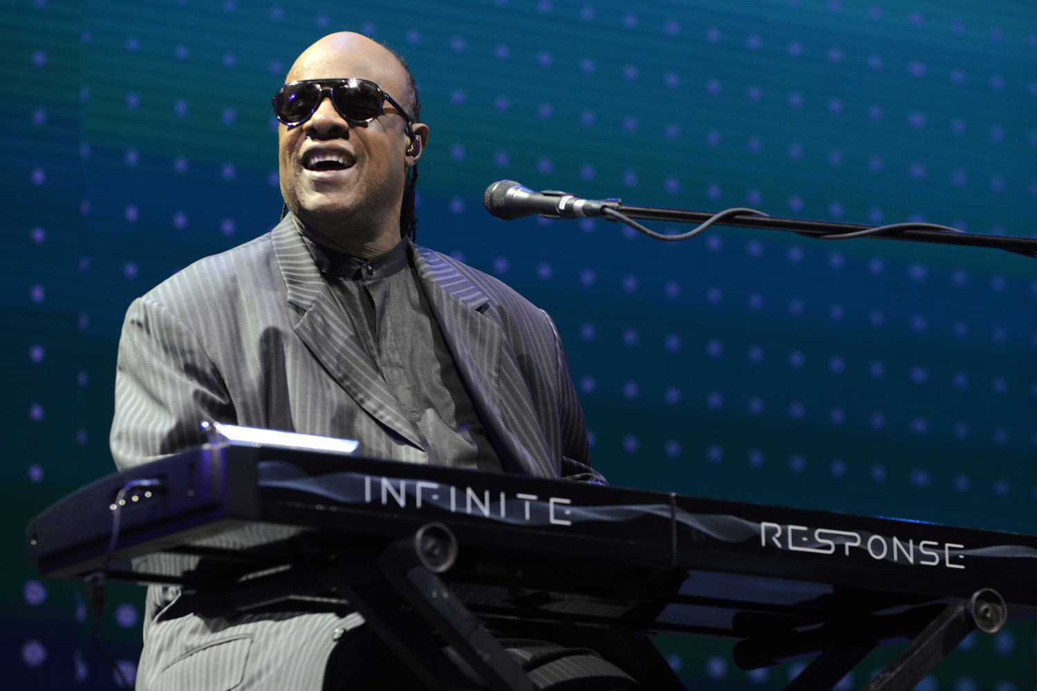 Stevie Wonder le dedico “Isn’t She Lovely” y “My Cherie Amour” a Michelle Obama en The Tonight Show. Cusica Plus
