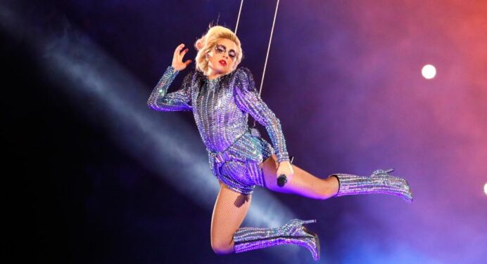 Lady Gaga salta al estadio del Superbowl