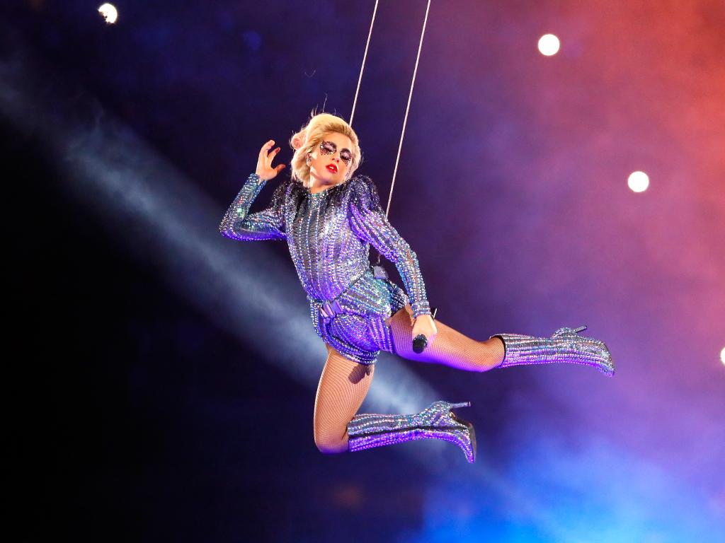 Lady Gaga salta al estadio del Superbowl . Cusica plus