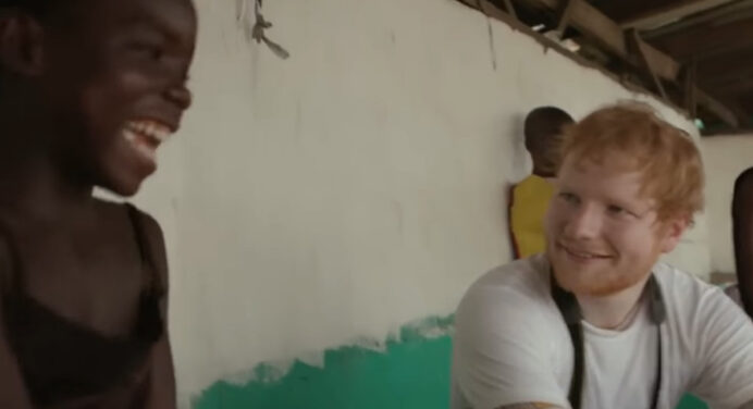 Ed Sheeran canta conmovido junto a niña liberiana