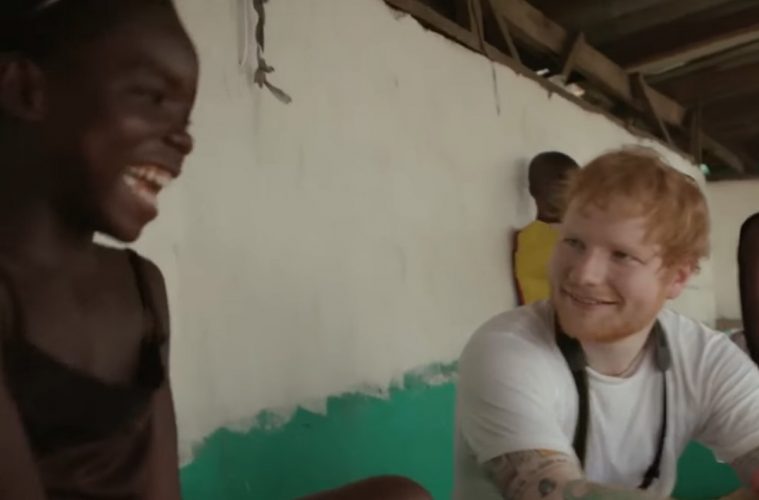 Ed Sheeran canta conmovido junto a niña liberiana. Cusica plus
