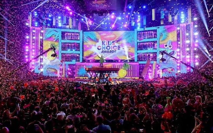 Escenario de los Kids Choice Awards 2017. Cusica plus