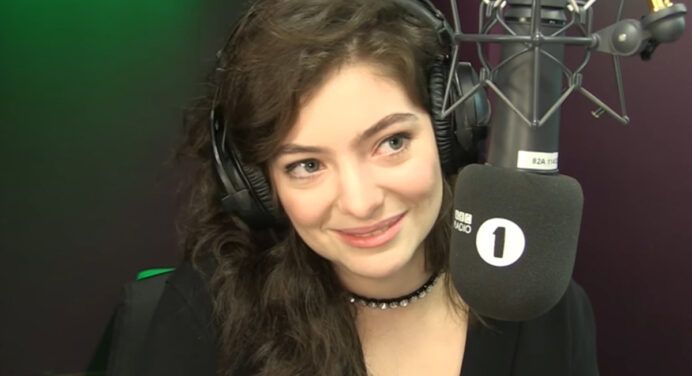 Lorde se parodia a sí misma con versión de «Green Light»