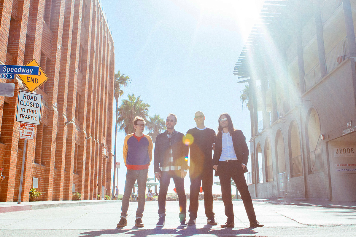 Weezer comparte sencillo titulado "Feels Like Summer". Cusica plus