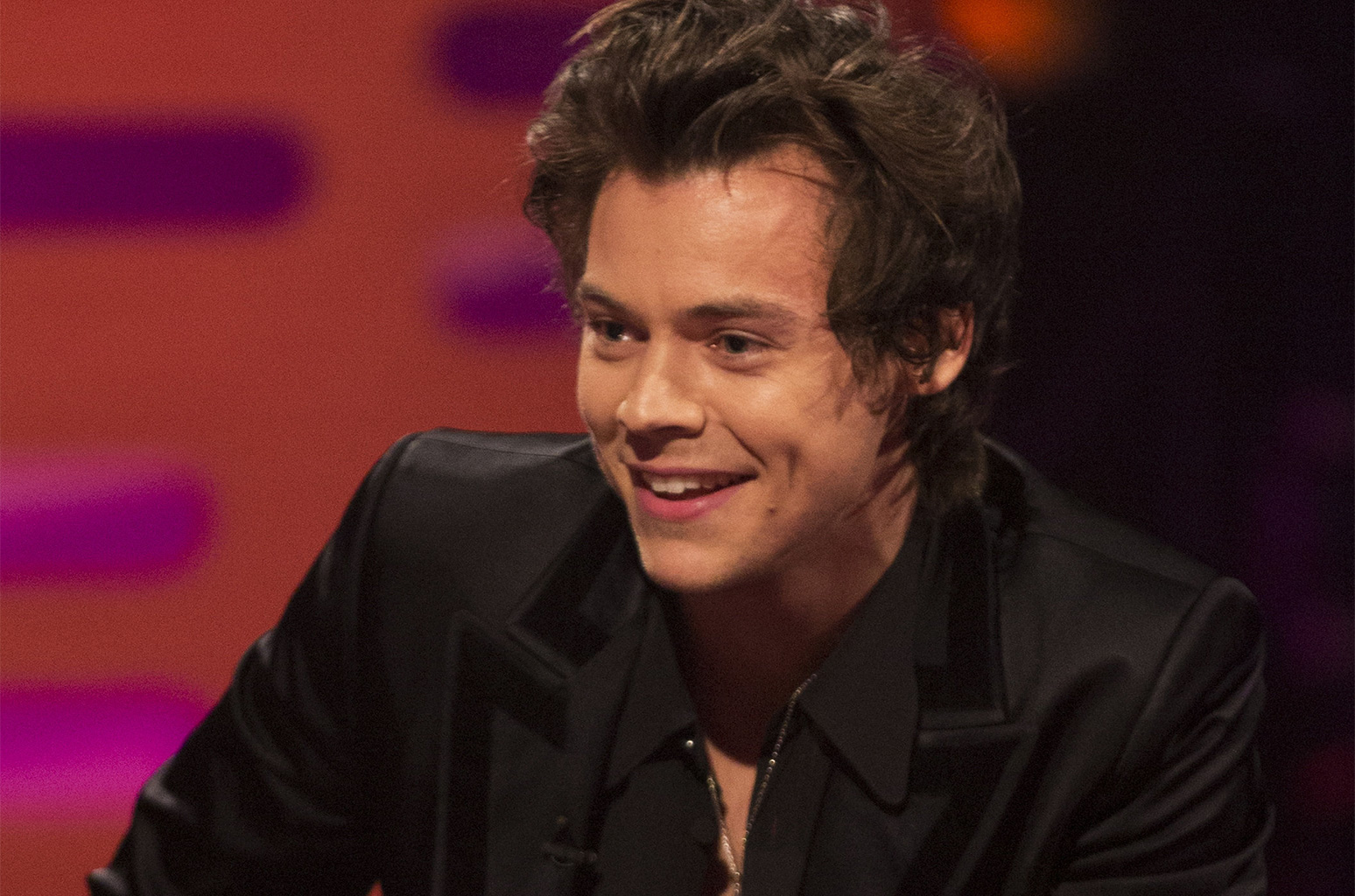 Harry Styles presento “Sign Of The Times” en The Graham Norton Show. Cusica plus.