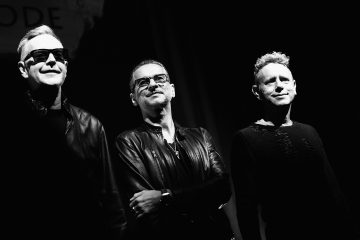 Depeche Mode tocó "Where's the revolution?" en el show de Corden. Cusica plus.