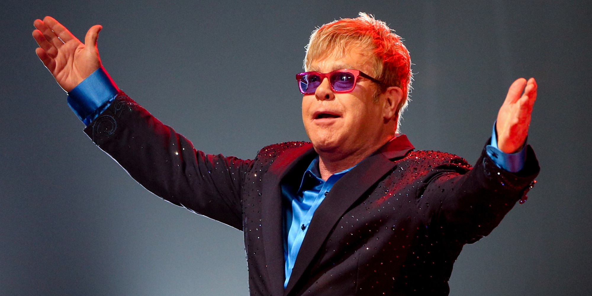 Elton John cancela concierto por una grave infección. Cusica plus.