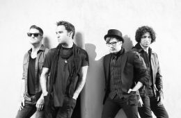 Fall Out Boy toma por sorpresa salas de cines en Chicago. Cusica plus.