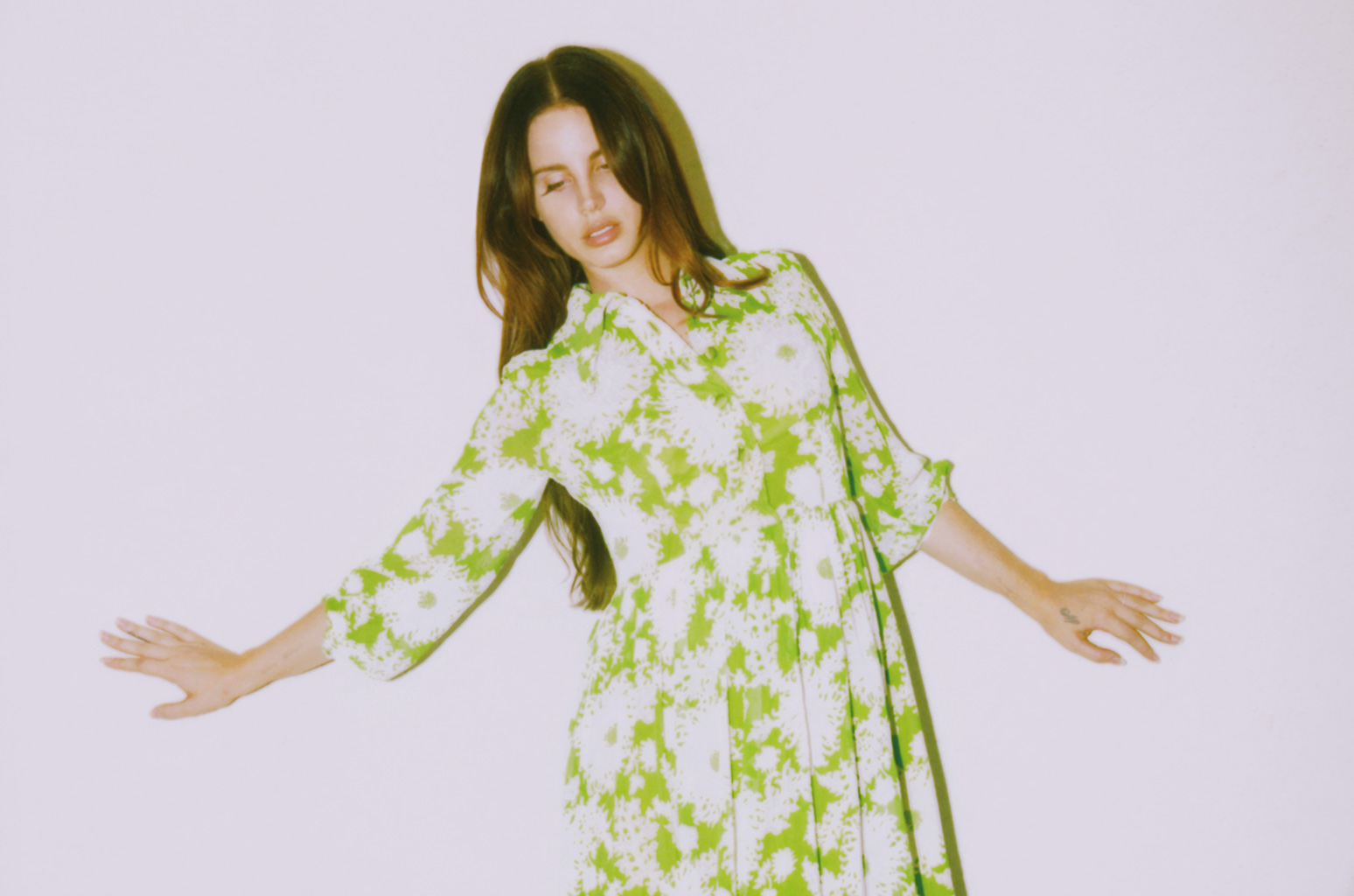 Lana del Rey comparte extracto de nueva canción que habla sobre la paz. Cusica plus