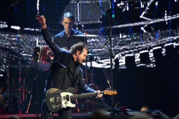 Pearl Jam interpreta dos temas en su inducción al Salón de la Fama del Rock and Roll. Cusica plus