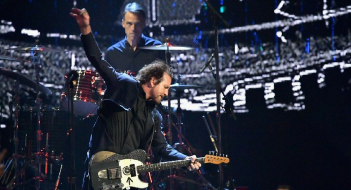 Pearl Jam interpreta sus grandes éxitos en inducción al Salón de la Fama del Rock and Roll