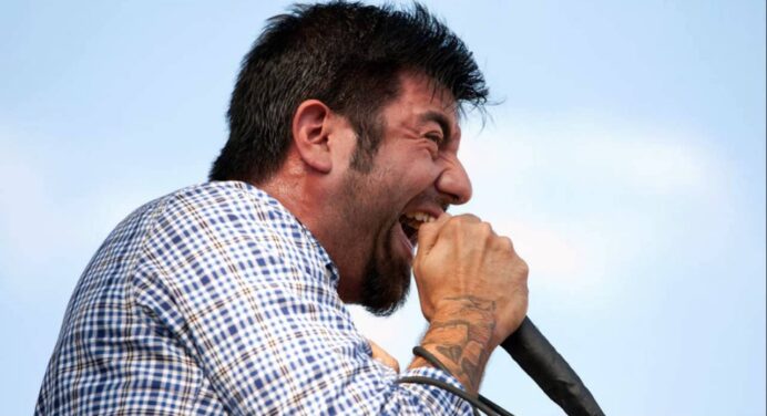 Chino Moreno termina concierto con el pie fracturado.