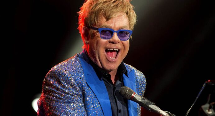 Elton John presenta tres nuevos vídeos en el festival de Cannes