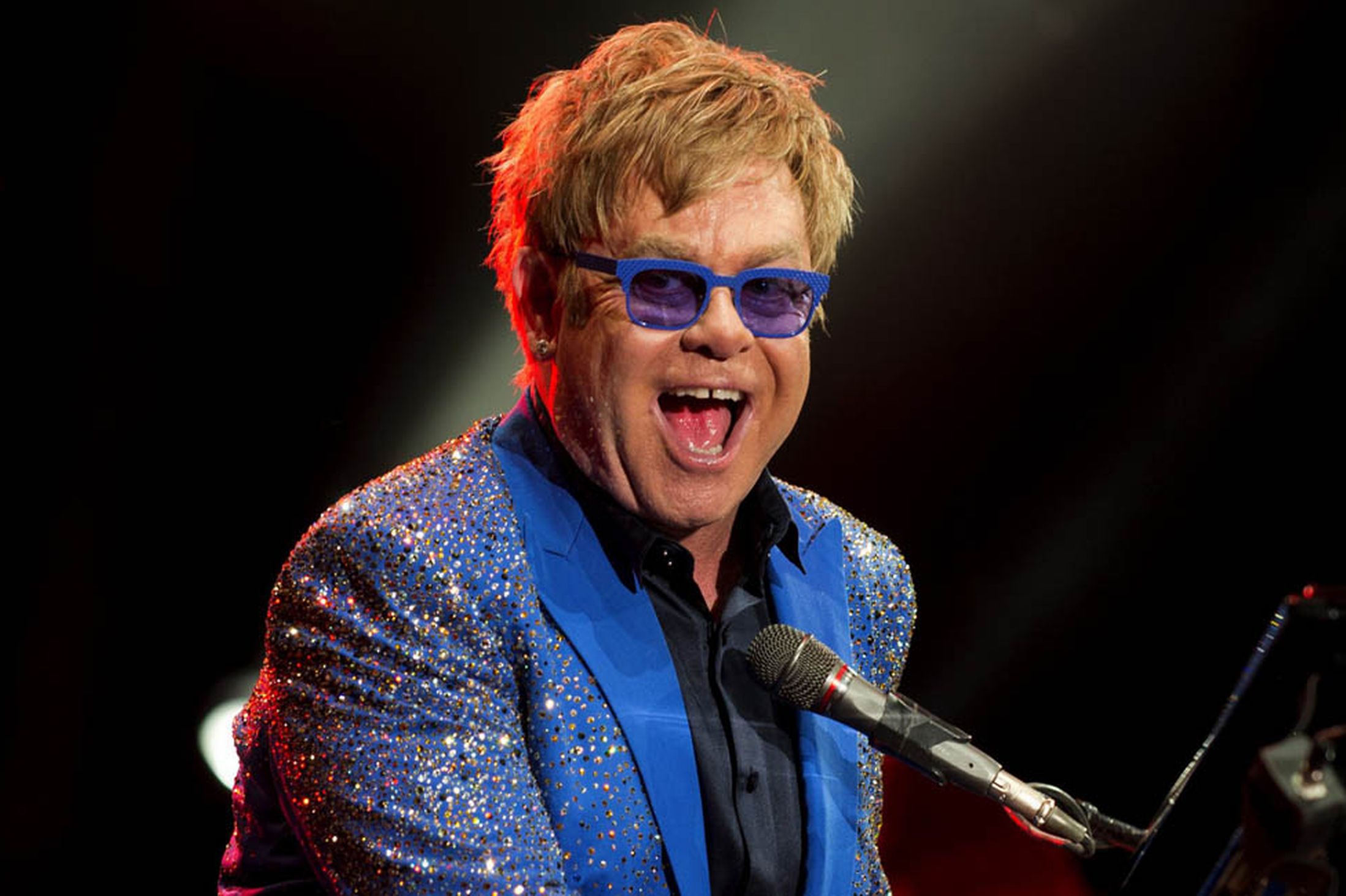 Elton John presenta tres nuevos vídeos en el festival de Cannes