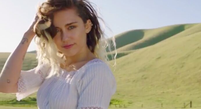 Miley Cyrus se reinventa en plan folk con «Malibu»